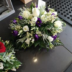 Classic Rose and Lizianthus posy 
