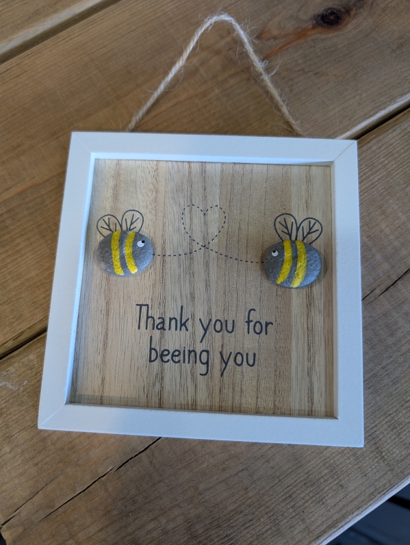Pebble Art hanger Bee