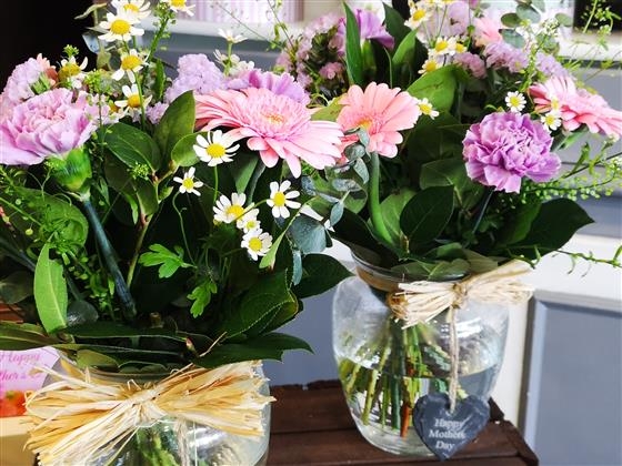 Nicola chooses your petite vase arrangement and welsh slate