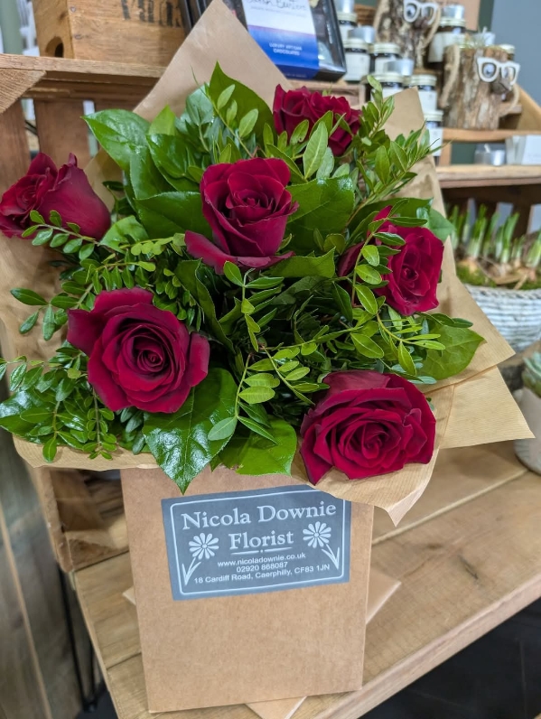 Six kisses Red Roses