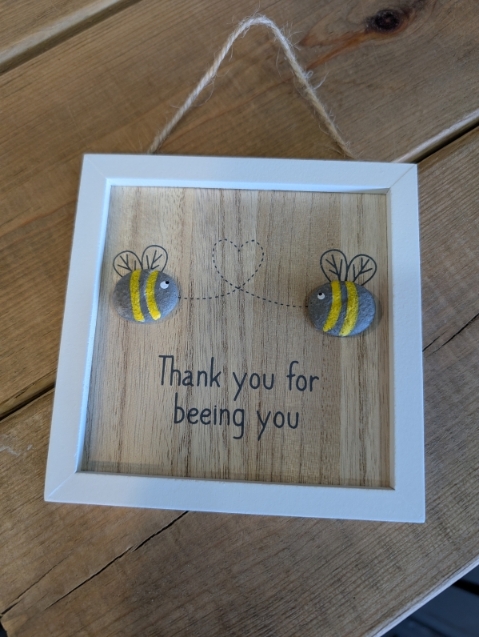 Pebble Art hanger Bee