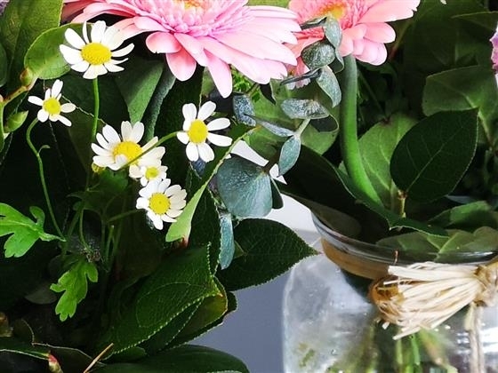 Nicola chooses your petite vase arrangement and welsh slate