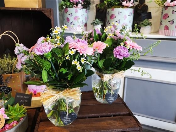 Nicola chooses your petite vase arrangement and welsh slate